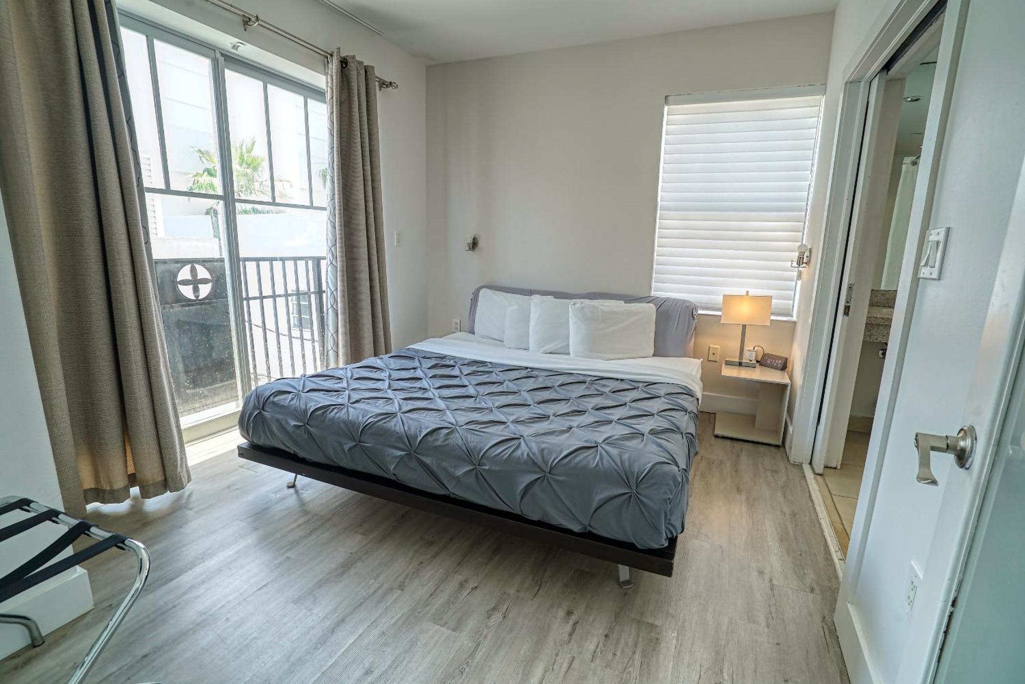 Deluxe Apartments At The Congress Miami Beach Room photo