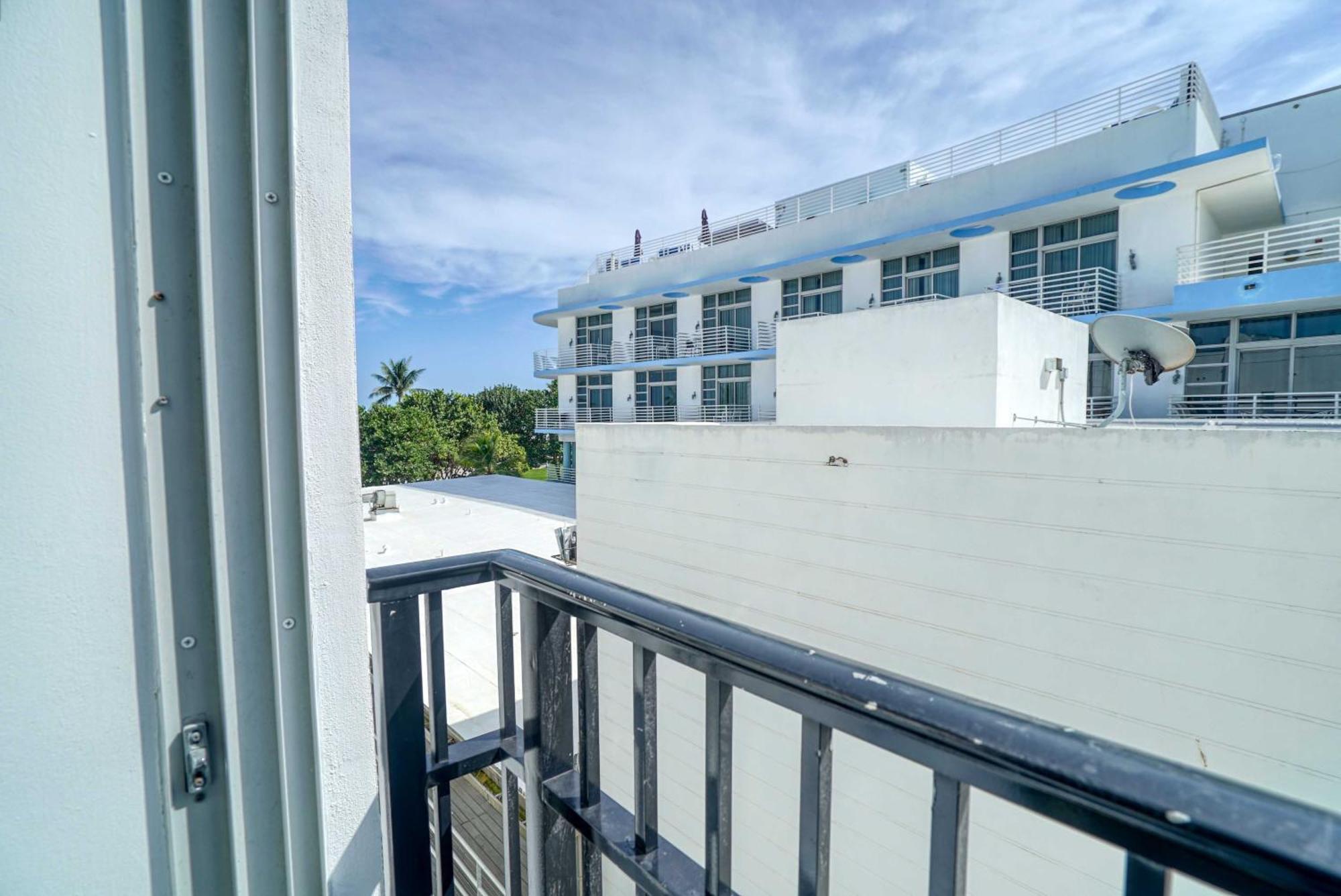 Deluxe Apartments At The Congress Miami Beach Room photo
