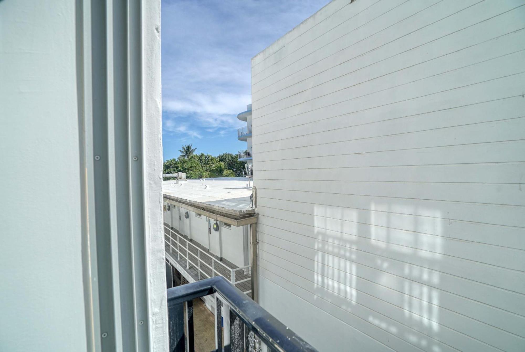 Deluxe Apartments At The Congress Miami Beach Room photo
